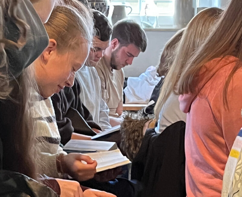 50 BasisBibeln für den Start des Projekts „TeenieKirche“ im EJW